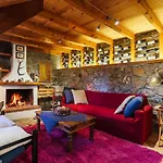Pine Forest 1400m, Cinema & Fireplace בקתה Artemisía