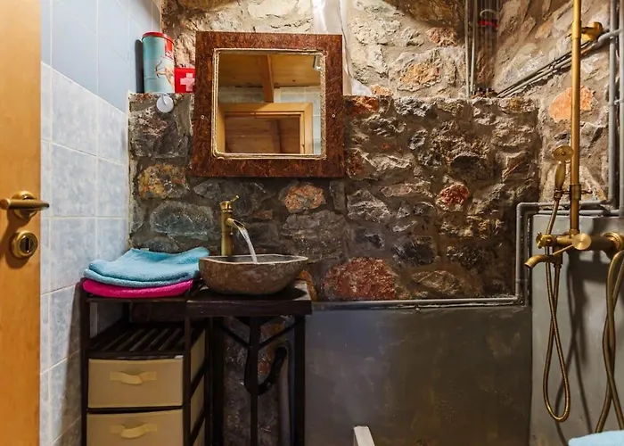 Stone Forest Escape - Cozy Cinema & Starry Sky * Artemisía