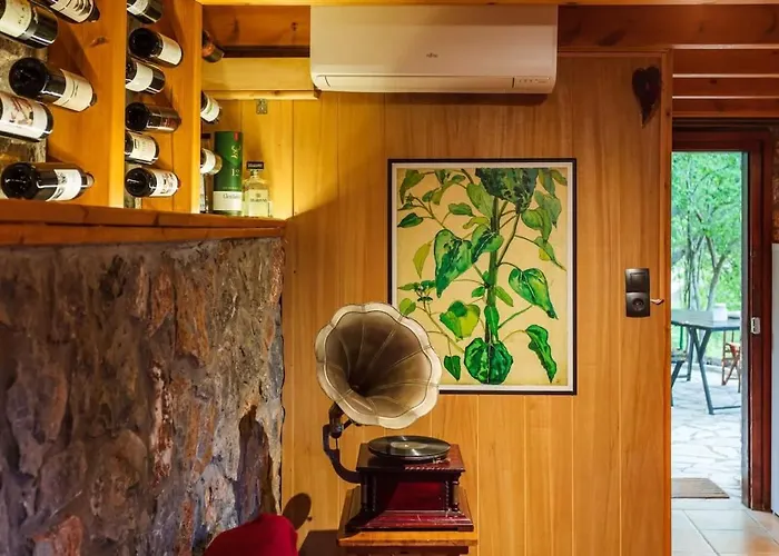 Alpstuga Stone Forest Escape - Cozy Cinema & Starry Sky *