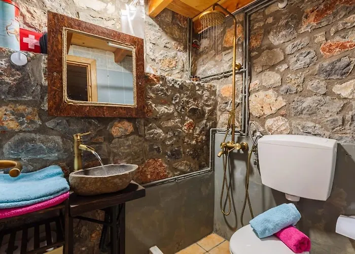 Alpstuga Stone Forest Escape - Cozy Cinema & Starry Sky Artemisía