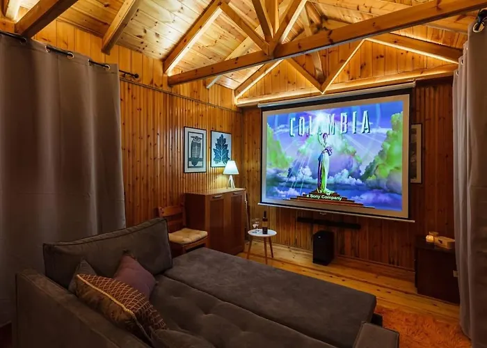 Stone Forest Escape - Cozy Cinema & Starry Sky شاليه Artemisía