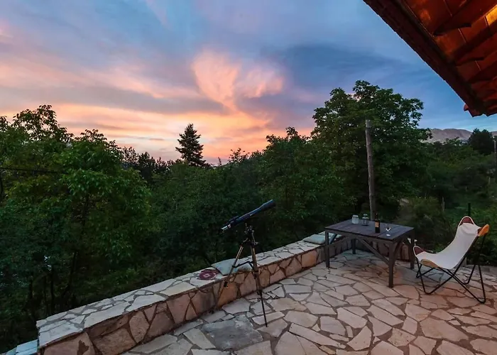 شاليه Stone Forest Escape - Cozy Cinema & Starry Sky Artemisía