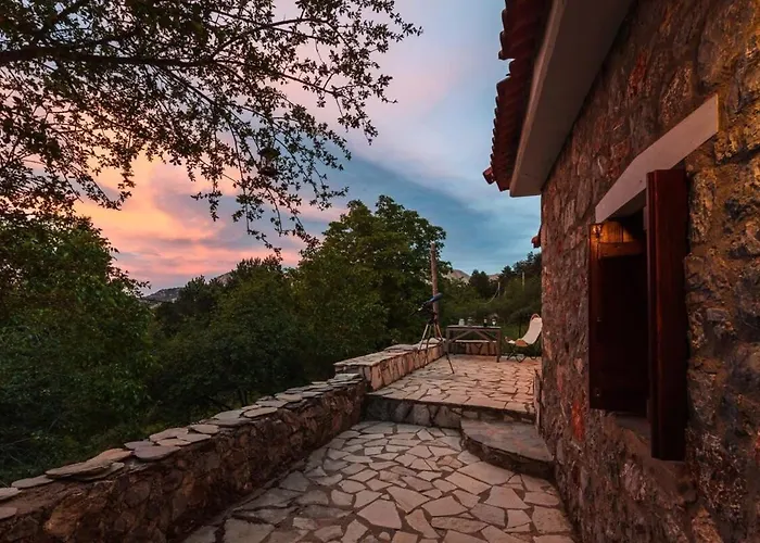 Stone Forest Escape - Cozy Cinema & Starry Sky * Artemisía