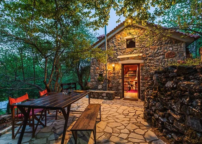 Alpstuga Stone Forest Escape - Cozy Cinema & Starry Sky *